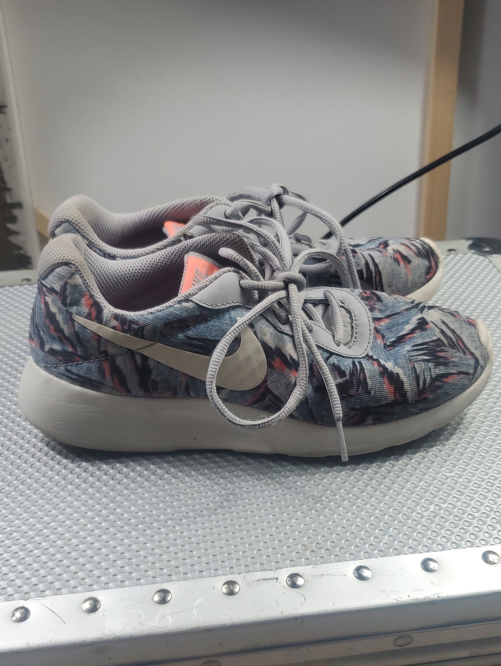 Nike Tanjun Print Womens 6.5 Gray Red Abstract Sneakers